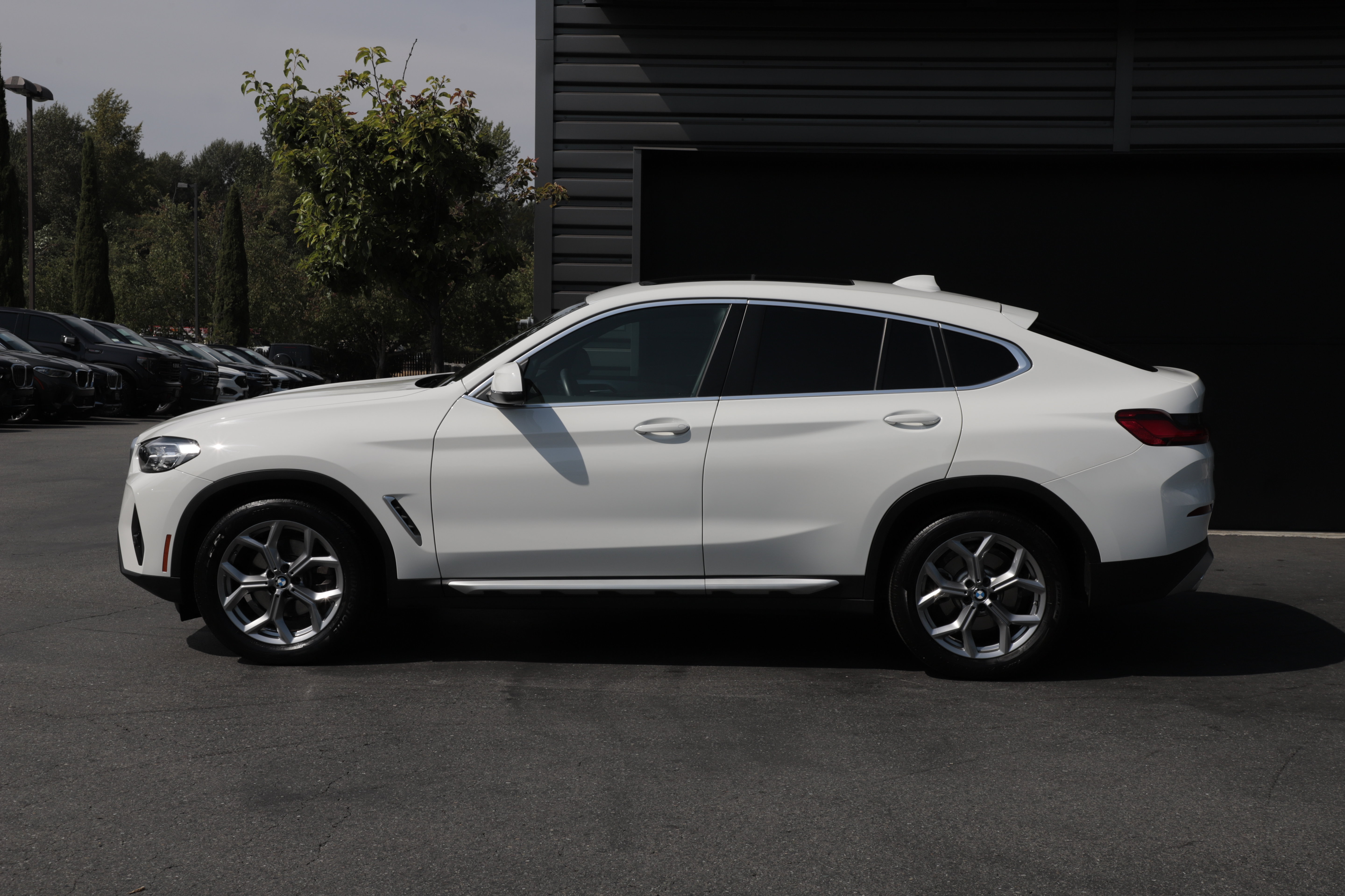 Used 2025 BMW X4 xDrive30i w/ Premium Package AWD/4WD image 5