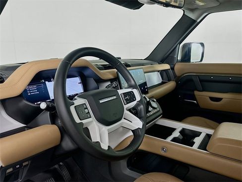 Used 2025 Land Rover Defender 110 X-Dynamic SE image 9