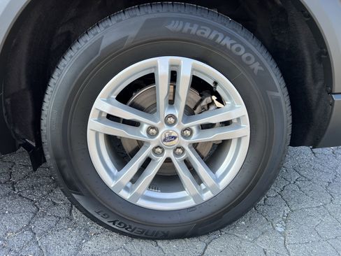 Used 2022 Ford Explorer XLT w/ Equipment Group 202A image 9