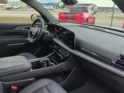 Used 2025 Chevrolet Traverse LT image 33