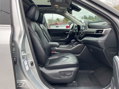 Used 2021 Toyota Highlander XLE AWD/4WD image 35