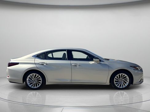 Used 2019 Lexus ES 350 Ultra Luxury image 2
