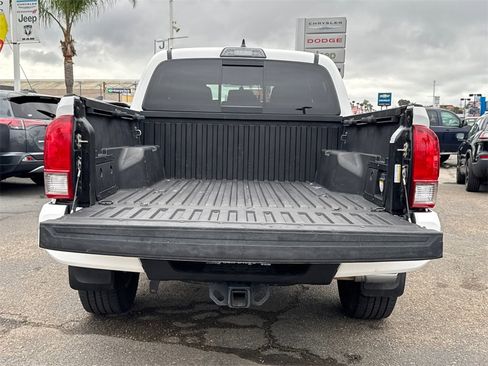 Used 2017 Toyota Tacoma TRD Off-Road image 6