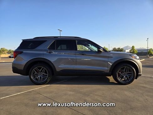 Used 2025 Ford Explorer ST-Line w/ ST-Line Street Pack AWD/4WD image 7