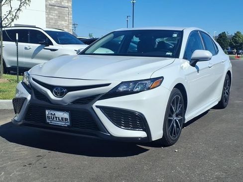 Used 2023 Toyota Camry SE FWD image 2