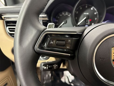 Certified 2025 Porsche Macan image 38