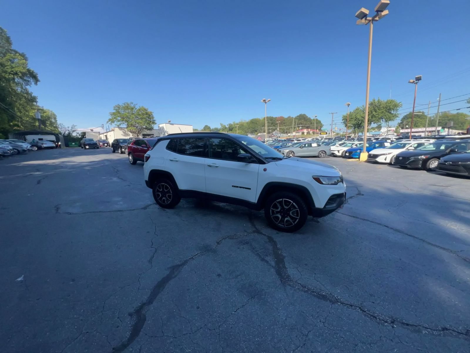 Used 2025 Jeep Compass Trailhawk AWD/4WD image 2