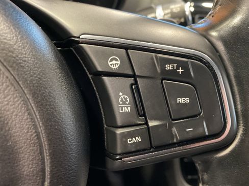 Used 2017 Jaguar F-PACE Premium image 21