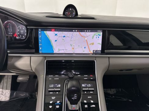 Used 2018 Porsche Panamera 4 image 25