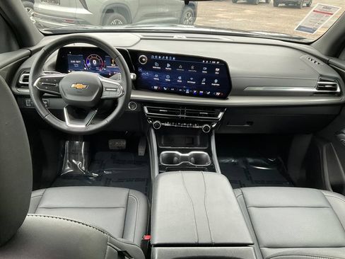 Used 2025 Chevrolet Traverse LT AWD/4WD image 3