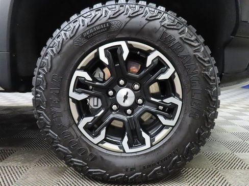 Used 2025 Chevrolet Silverado 1500 ZR2 w/ Technology Package image 8