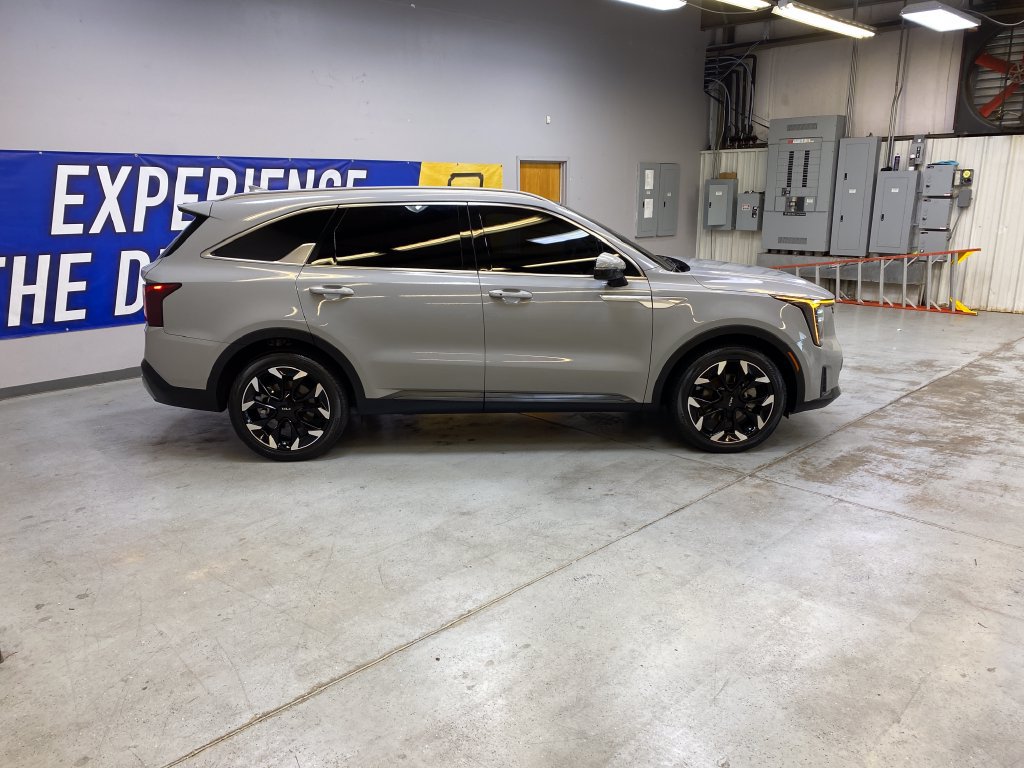Used 2025 Kia Sorento EX w/ Panoramic Sunroof Package FWD image 8