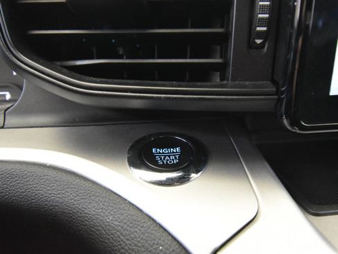 Used 2022 Ford Explorer XLT image 19