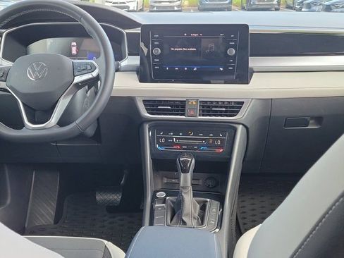 Certified 2025 Volkswagen Taos SE FWD image 5