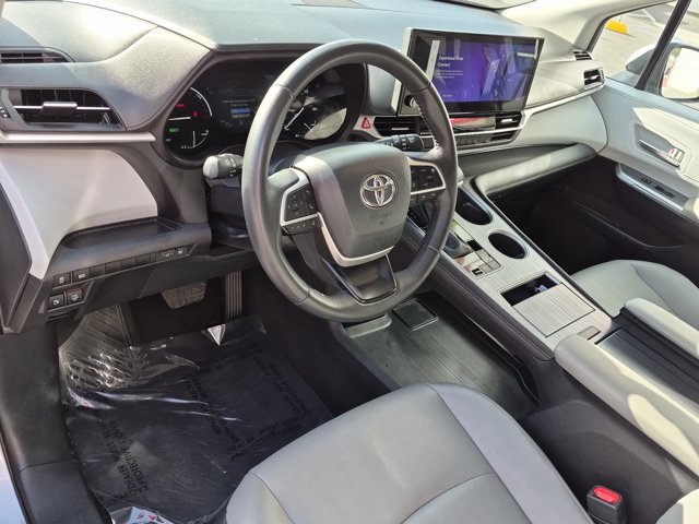 Used 2025 Toyota Sienna XLE FWD image 17