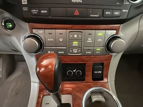 Used 2010 Toyota Highlander Limited AWD/4WD image 22