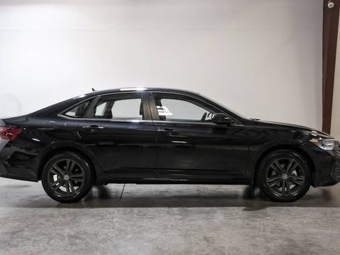 Used 2022 Volkswagen Jetta SE w/ Panoramic Sunroof Package FWD image 12