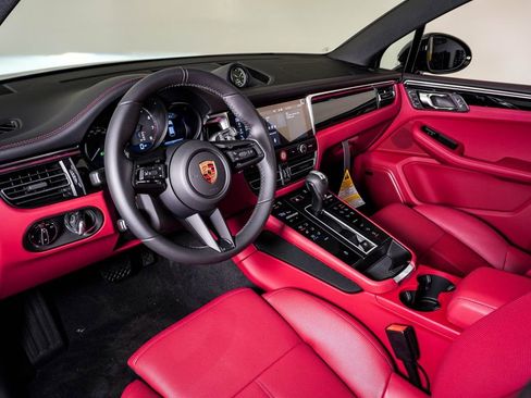 New 2026 Porsche Macan image 4