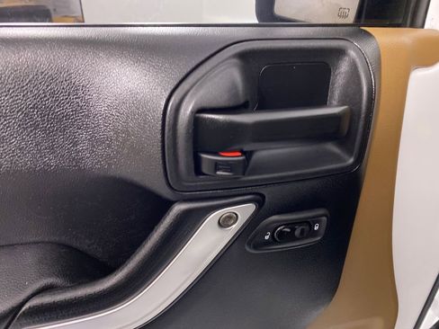 Used 2015 Jeep Wrangler Unlimited Sahara w/ Connectivity Group image 9