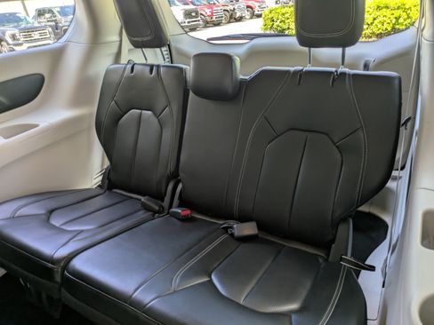 Used 2023 Chrysler Pacifica Touring-L FWD image 15