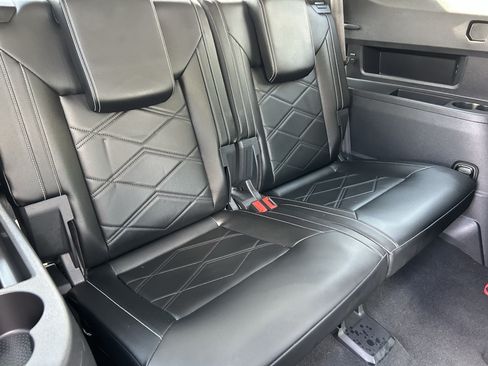 Used 2024 Volkswagen Atlas SE w/ Black Wheel Package FWD image 12