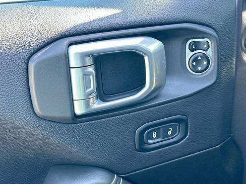 Used 2025 Jeep Wrangler Unlimited Sahara AWD/4WD image 17