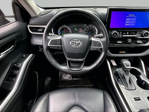 Used 2023 Toyota Highlander XLE AWD/4WD image 6