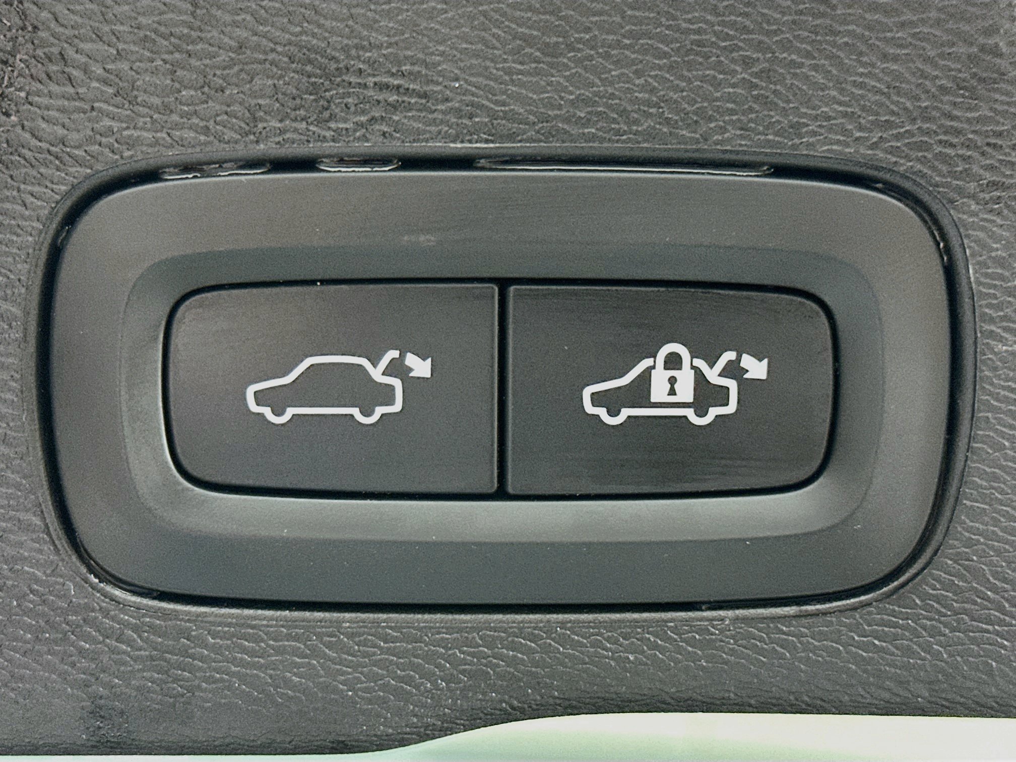 Used 2024 Volvo XC60 B5 Plus w/ Protection Package Premier AWD/4WD image 30