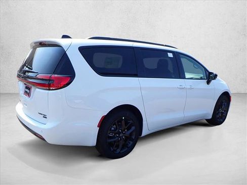 New 2026 Chrysler Pacifica Limited w/ Uconnect Theater Family Group AWD/4WD image 4