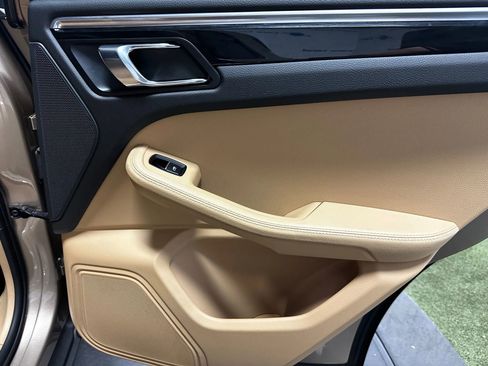 Used 2017 Porsche Macan image 24