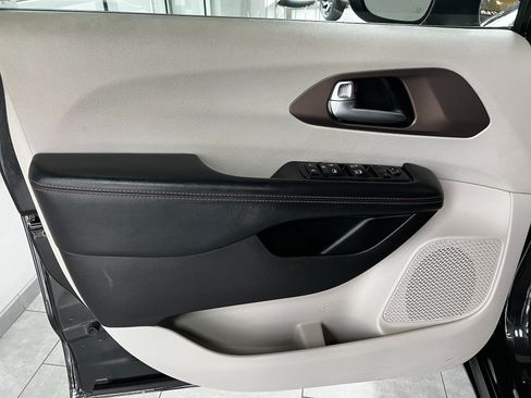 Used 2017 Chrysler Pacifica Touring FWD image 10