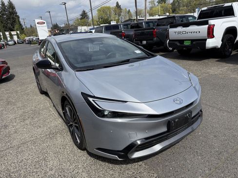 Used 2023 Toyota Prius XLE image 7
