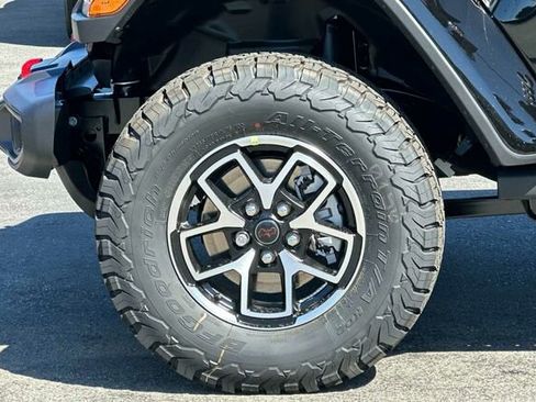 Used 2025 Jeep Wrangler Unlimited Rubicon w/ Convenience Group AWD/4WD image 25