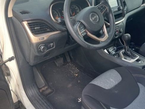 Used 2015 Jeep Cherokee Sport image 4