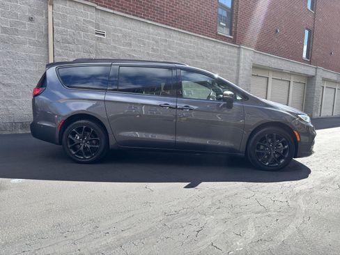Used 2023 Chrysler Pacifica Touring-L w/ S Appearance Package AWD/4WD image 3