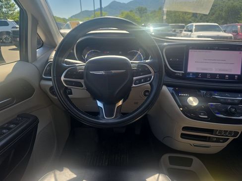 Used 2022 Chrysler Pacifica Touring-L FWD image 16