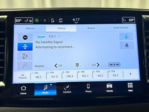 Used 2024 Chrysler Pacifica Touring-L image 14