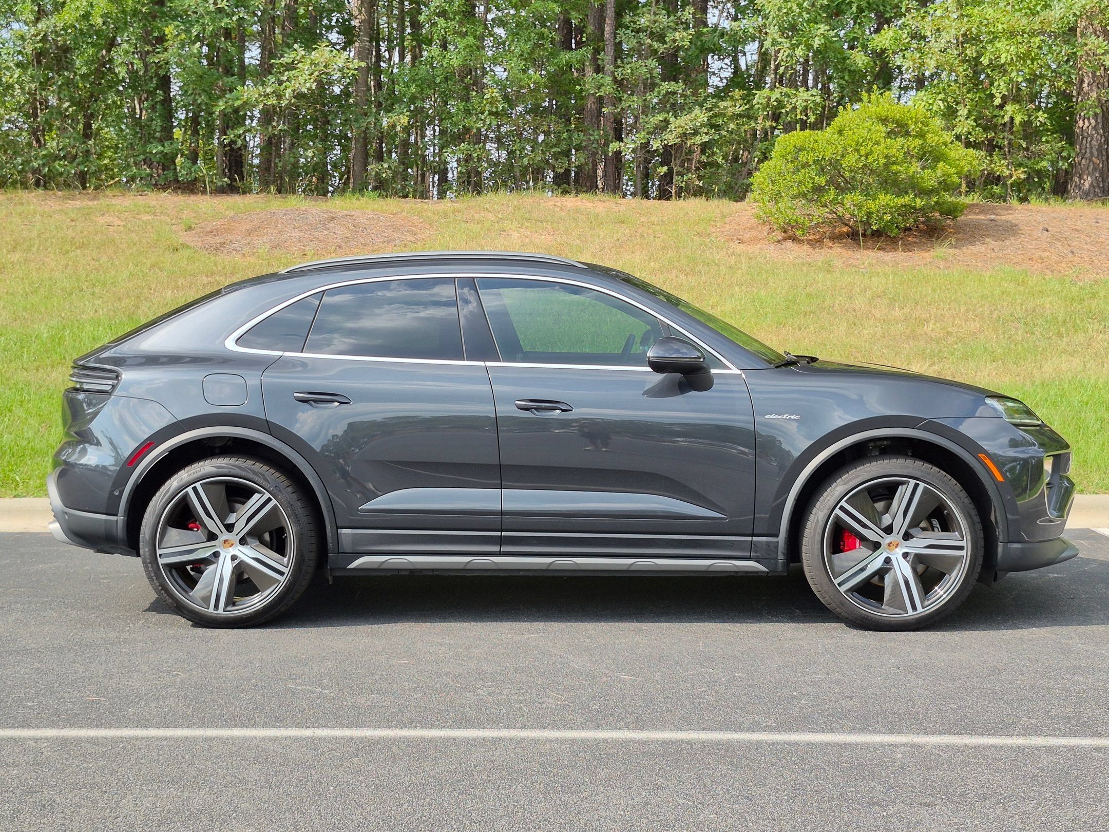 Certified 2025 Porsche Macan 4S Electric AWD/4WD image 33