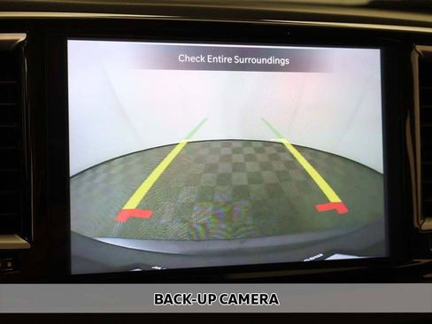 Used 2023 Chrysler Pacifica Touring-L FWD image 6