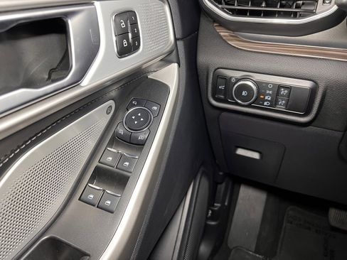 Used 2023 Ford Explorer Limited w/ Limited Technology Package image 28