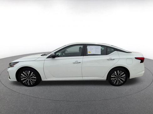 Used 2025 Nissan Altima 2.5 SV image 9