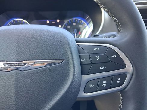 Used 2023 Chrysler Pacifica Touring-L FWD image 26