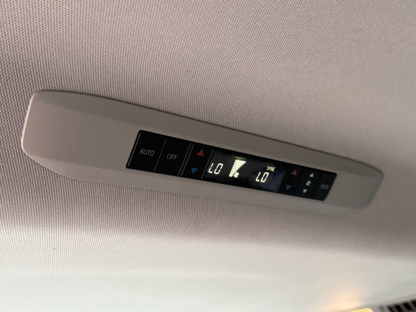 Used 2025 Toyota Sienna XLE FWD image 31