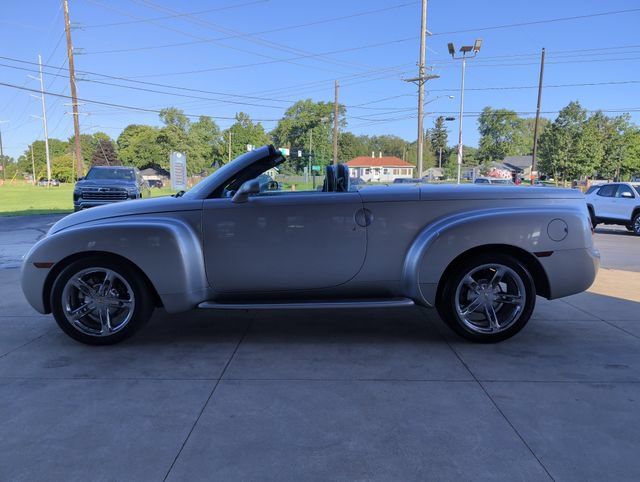 Used 2004 Chevrolet SSR w/ Preferred Equipment Group RWD image 5