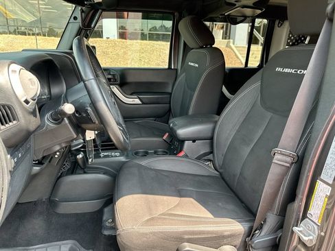 Used 2017 Jeep Wrangler Unlimited Rubicon w/ Connectivity Group AWD/4WD image 8