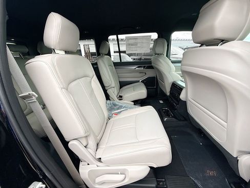 New 2026 Jeep Grand Wagoneer 2WD image 31