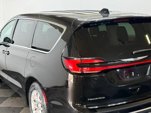 Used 2024 Chrysler Pacifica Touring-L FWD image 8