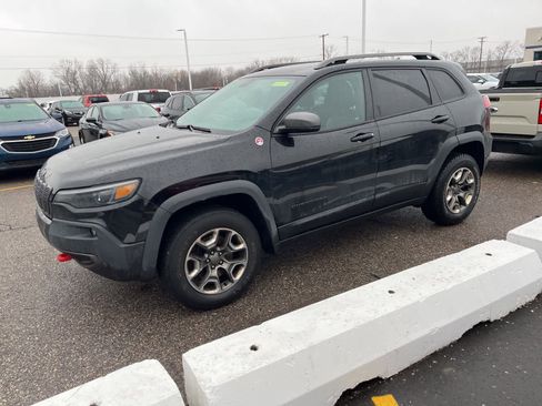 Used 2019 Jeep Cherokee Trailhawk w/ Cold Weather Group image 6