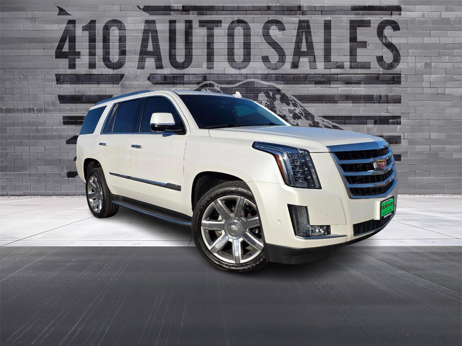 Used 2017 Cadillac Escalade Luxury AWD/4WD image 1