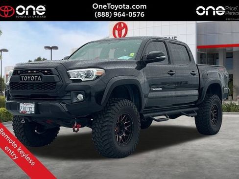 Used 2016 Toyota Tacoma TRD Off-Road image 1
